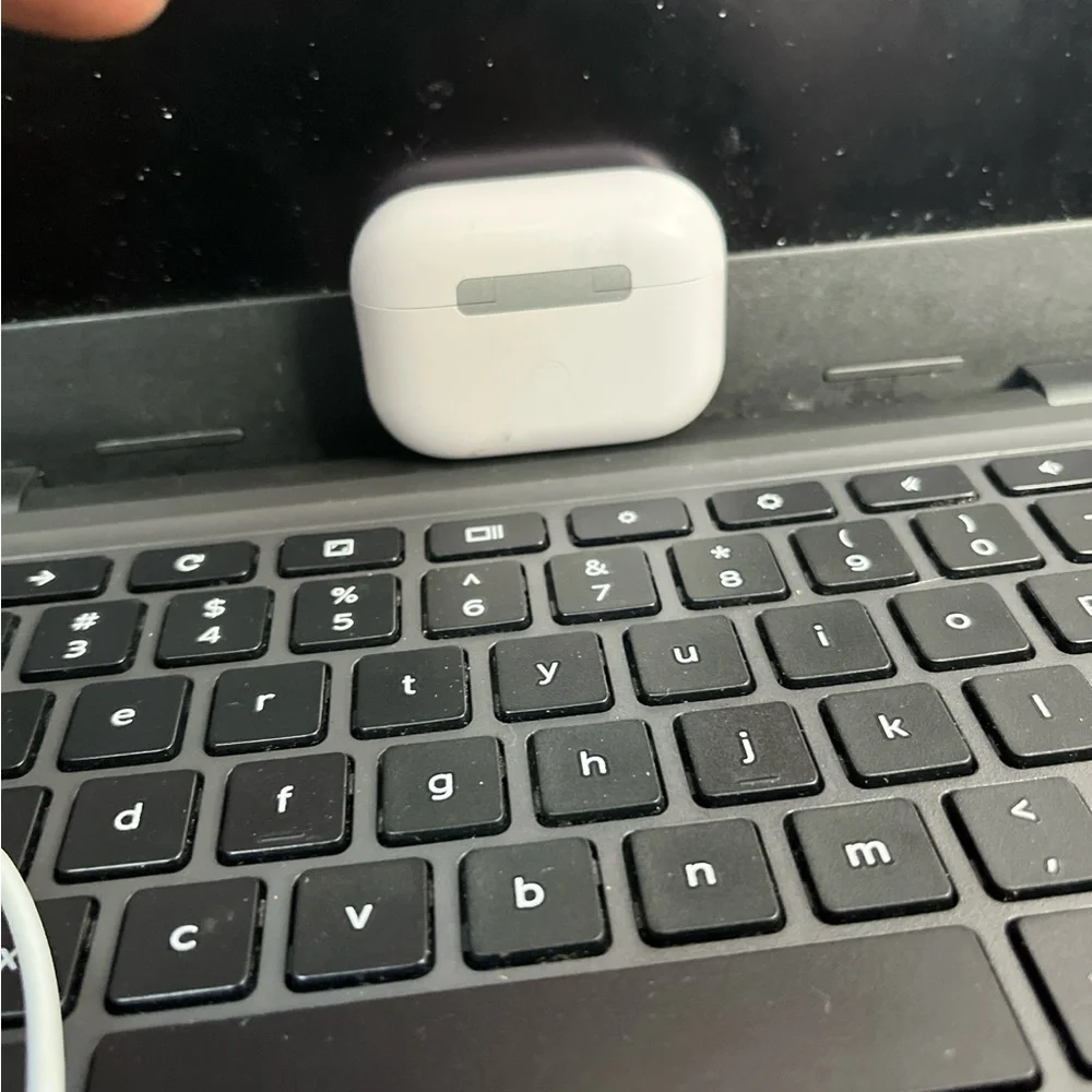 White Wireless Earbuds Case - Picture 2 of 2
